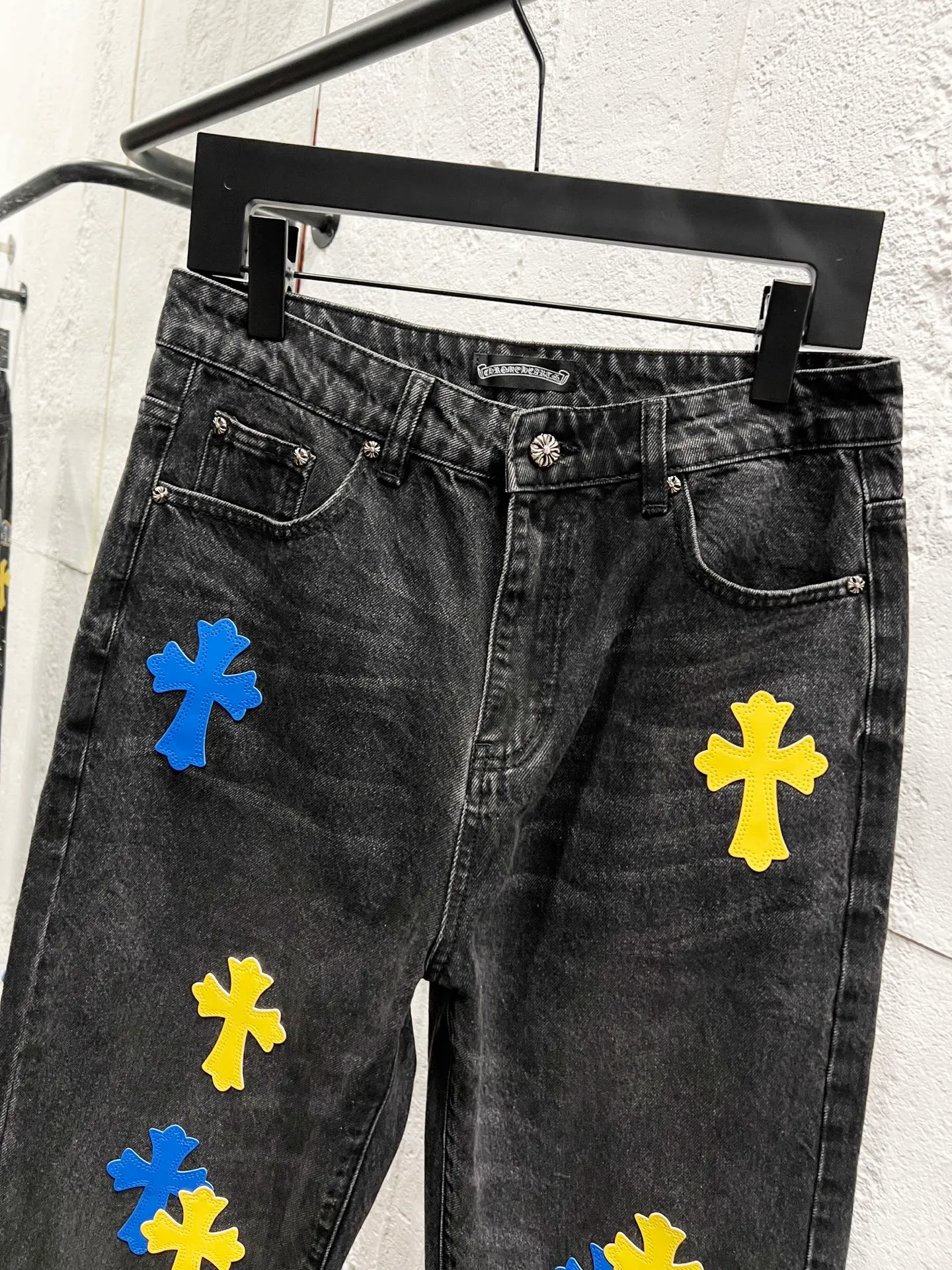 🅿️270 Style No.: H929 Chrome hearts & Chrome hearts 25ss blue and yellow leather black pants cross patch leather jeans CH Chrome hearts double knee cross patch leather bo1 version logging pants straight working pants B136 Chrome hearts cross Sanskrit overalls Counter price 24W level, patchwork cross flower embellishment, high waist washed jeans! ! Absolutely high-end luxury products, 1.9W level god-level single products, super popular products, made by top heavy industry, not to be missed. About Zangyin, this is an extremely luxurious fashion brand, which can also be called the nobles of the high street. It has always been an exclusive brand of some hipsters or rich second generation. Compared with ordinary high streets, it is more luxurious and noble. Compared with luxury brands, it has a more fashionable personality and has always been a brand that I have a special liking for. Imported yarn is custom-woven into a high-density twill canvas. While ensuring a stiff silhouette, the fabric feels very delicate. It follows the B01 classic silhouette. The upper body is stiff and stylish. The ready-made garments are stone-ground and fermented and can be matched with any style. Buttons and zinc brushing are washed with genuine YKK retro metal products. Double-layered canvas on the front. Perfect details. All hardware is perfect. Size: 30-32-34-36 Color: blue-yellow leather and black pants.